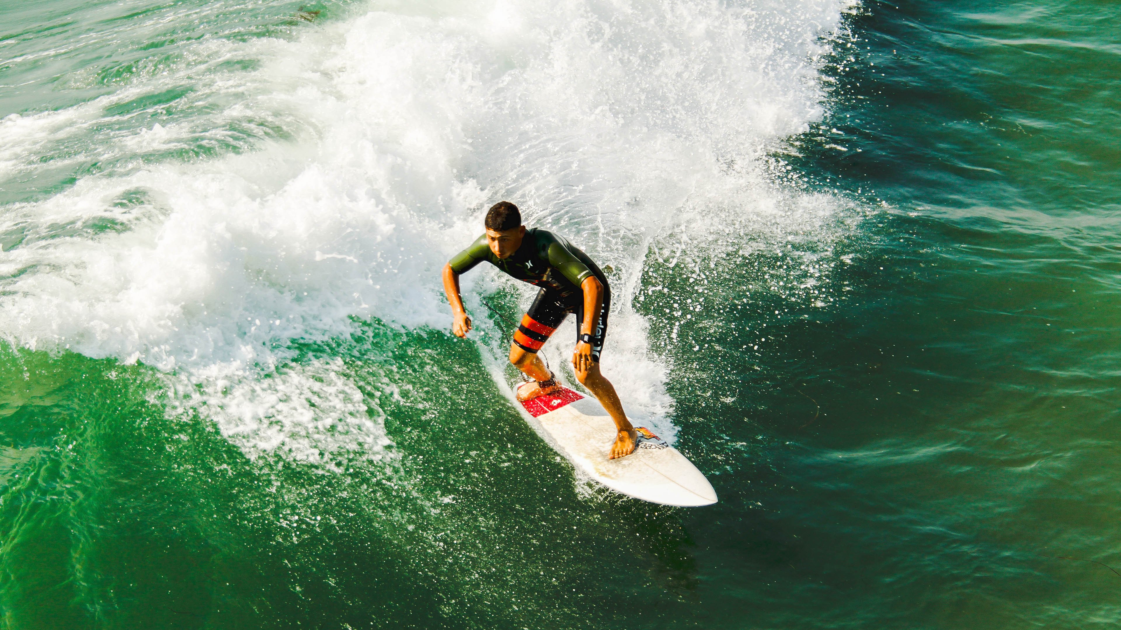“亚戈·卡尔曼的高效进攻与防守技巧，推动美洲狮队向冠军迈进”