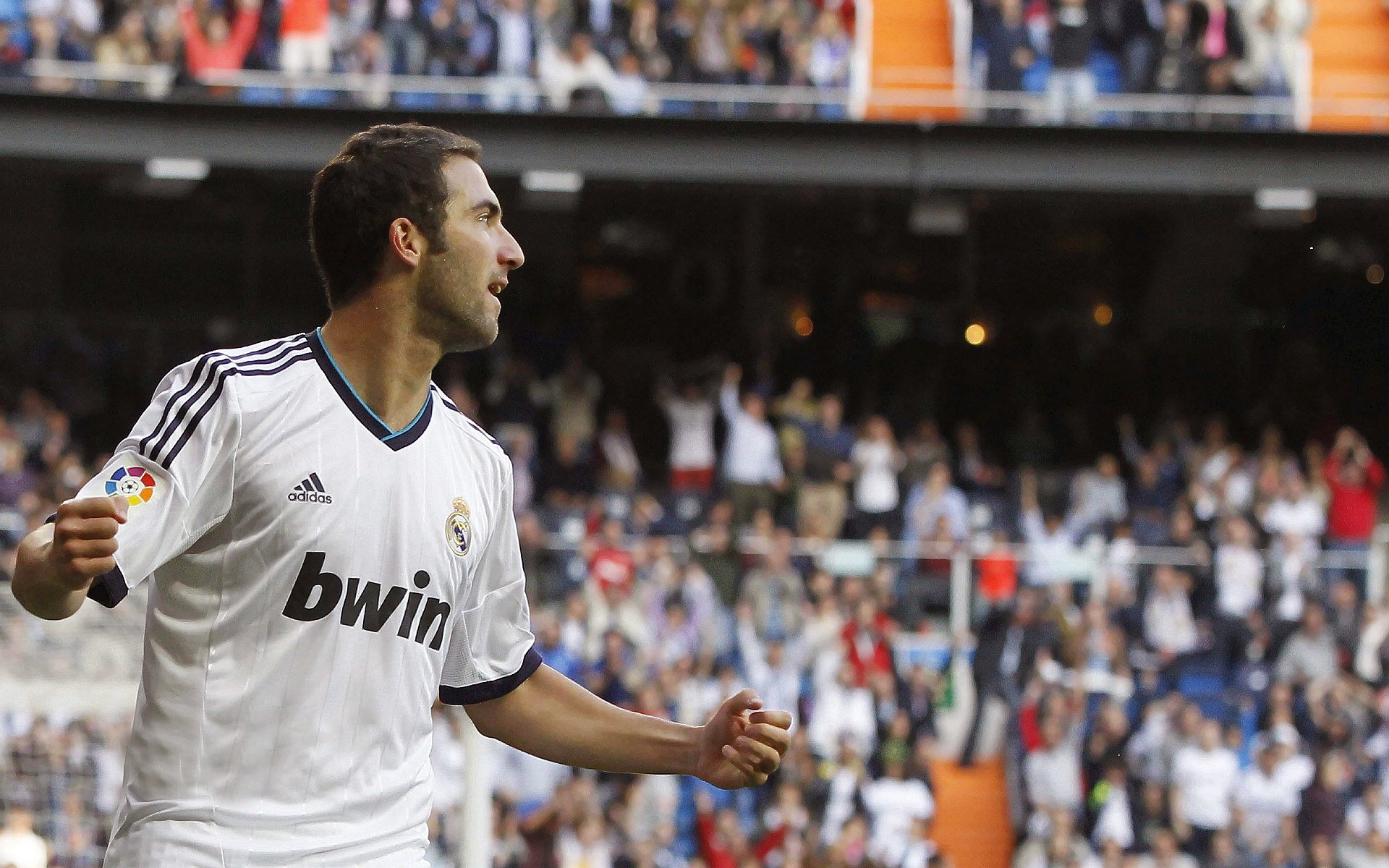 爱游戏体育入口-“尼古拉斯·桑特基的技巧与创造力，帮助美洲狮队走向橄榄球巅峰”